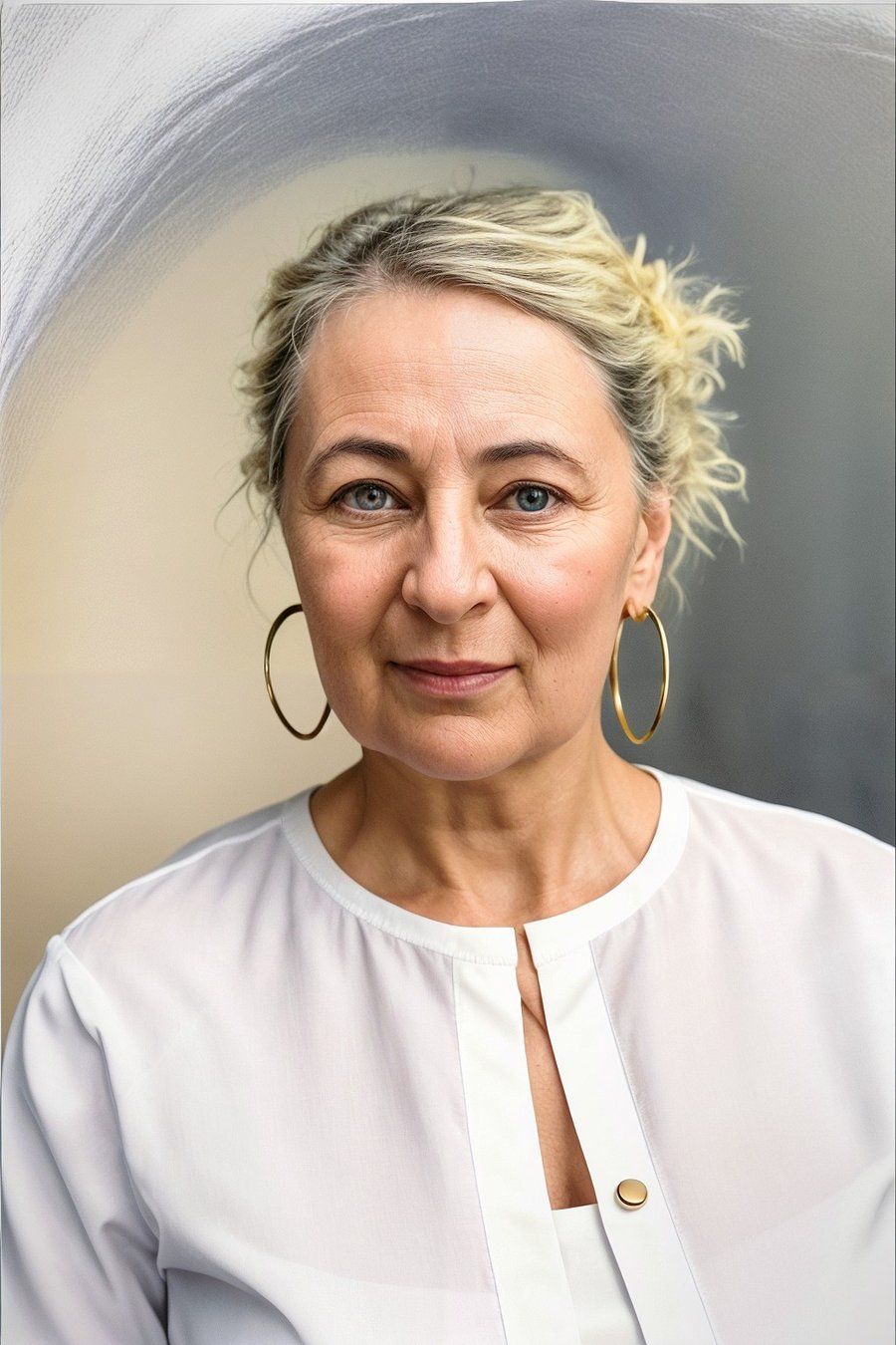 Porträt Claudia von Löwenthal in weißer Bluse